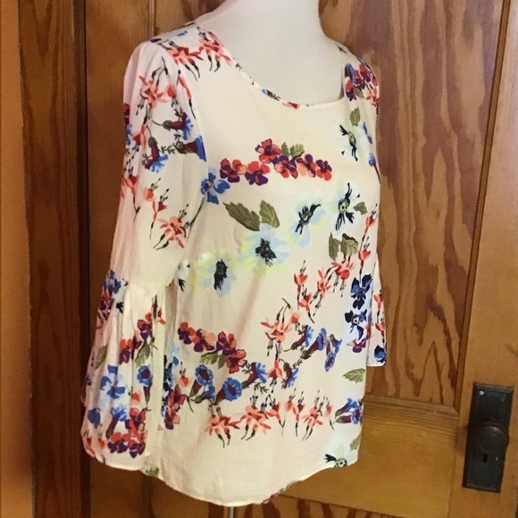 3 for 20 $ bundle Jane & Delancey Bright Floral Bell Sleeve Blouse - Picture 10 of 16